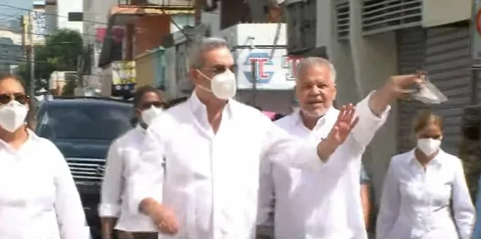 El-presidente-Luis-Abinader-a-su-llegada-al-area-de-la-tragedia-este-martes-15-de-agosto-2023