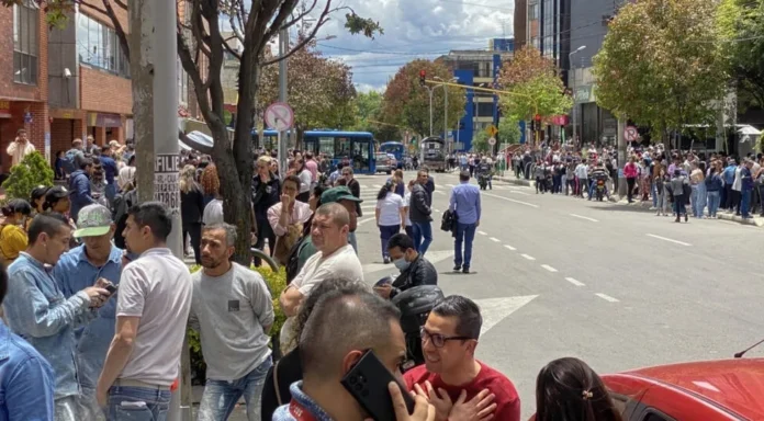 Este-jueves-17-de-agosto-Bogota-la-capital-colombiana-presencio-varios-sismos-que-obligaron-a-la-evacuacion-de-multiples-edificaciones.-©-Diana-Sanch (1)