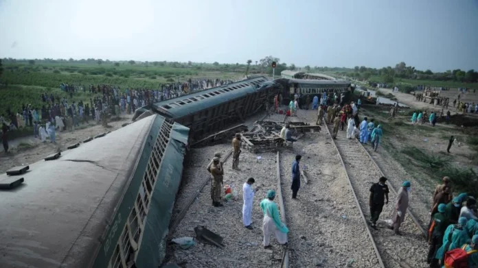 accidente-ferroviario-en-la-ciudad-de-nawabshah-en-el-sur-de-pakistan-12