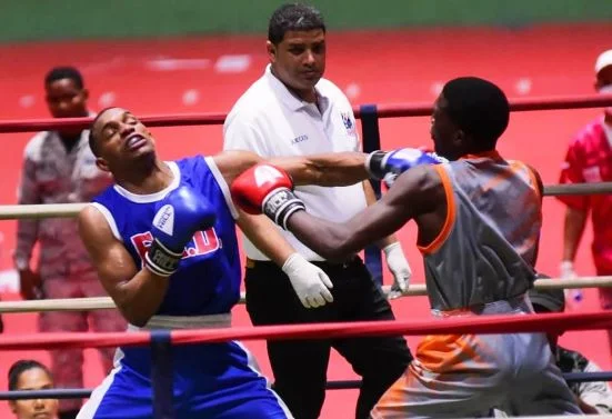Johnny-Fernández-del-Ejército-y-Brayan-Ortiz-Francisco-PN-durante-su-pelea-en-los-67-kgs-del-boxeo-militar_jpg