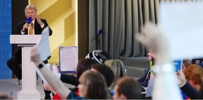 Dmitri-Peskov-al-intervenir-en-el-Foro-Mundial-de-la-Juventud-que-se-celebra-en-la-localidad-de-Sirius-en-el-sur-de-Rusia