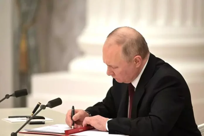 Putin-firmando-e1732020666185