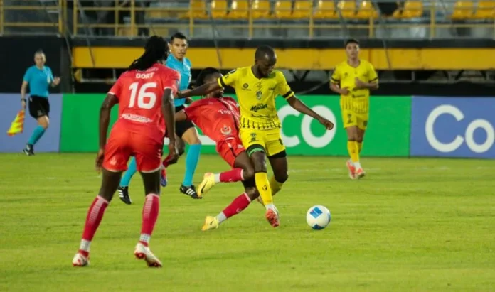 Clifford-Thomas-MOCA-FC-en-accion-en-el-encuentro-contra-el-Real-Hope