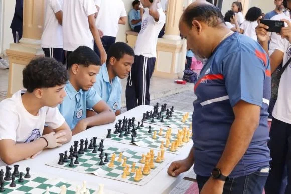 El-Maestro-de-Ajedrez-Lic.-Braulio-Ramirez-durante-la-Simultanea-en-el-Colegio-Santa-Clara