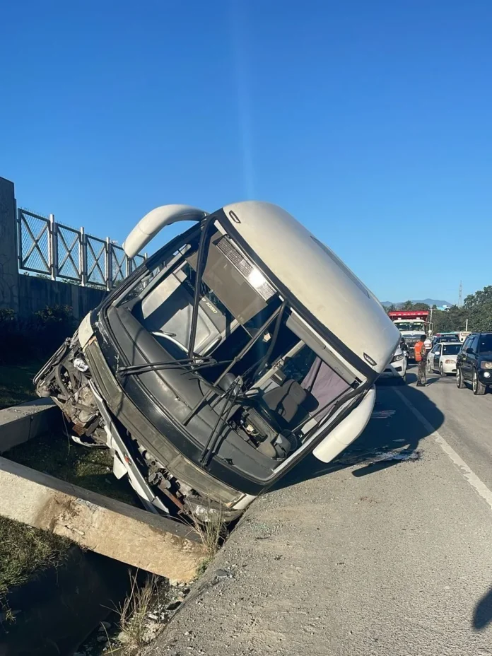 Accidente-de-transito-deja-cuatro-heridos-en-Av.-6-de-noviembre-Foto-Fuente-Externa-e1741179459868