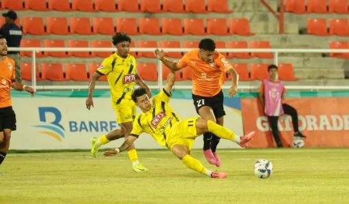 Valentin-Sabella-MOCA-FC-en-una-jughada-ante-CIBAO-FC-