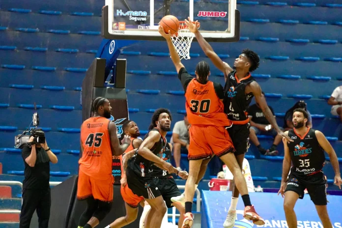 ANDRE-NORRIS-30-CANEROS-XAVIER-REYES-11-TITANES-scaled-1