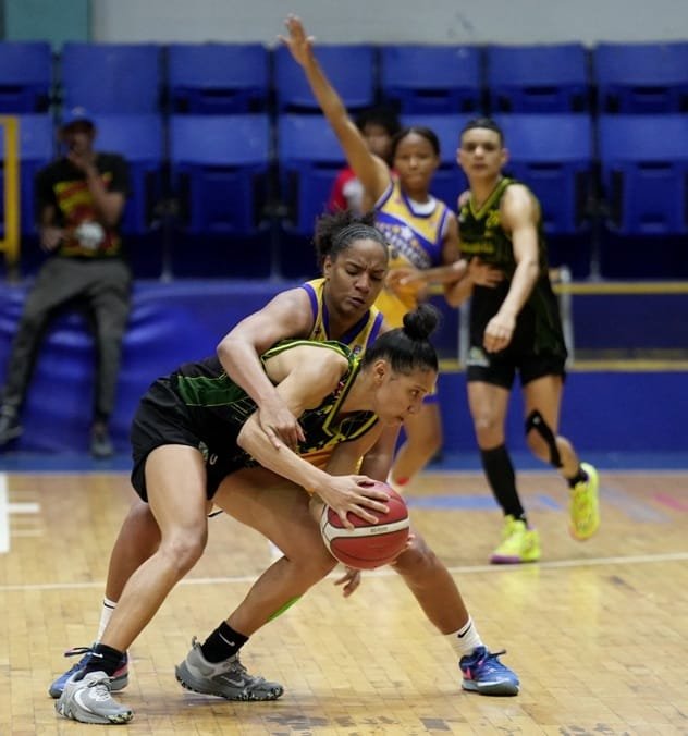 Yadira-Polanco-del-club-San-Carlos-es-fuertemente-defendida-por-Genesis-Evangelista-del-club-Mauricio-Baez.-1