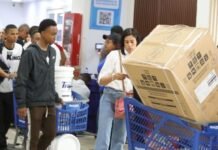 Compras navideñas en Black Friday lleva multitudes a los comercios