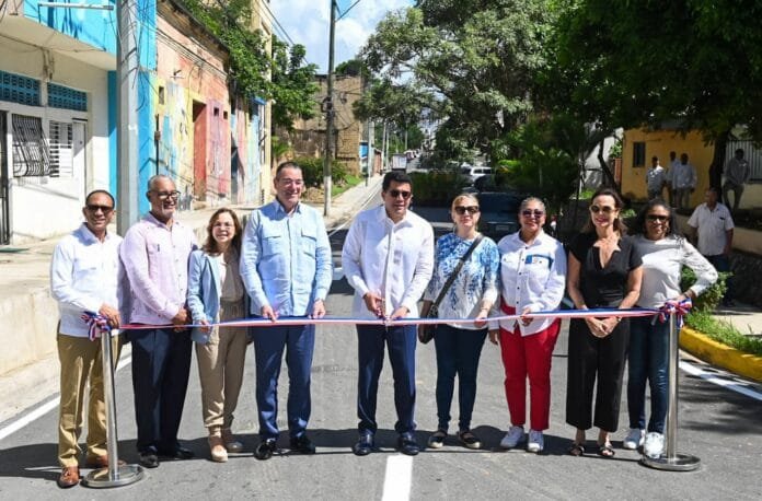 En-el-centro-David-Collado-junto-a-personalidades-al-inaugurar-calle-remozada-Foto-Ministerio-de-Turismo