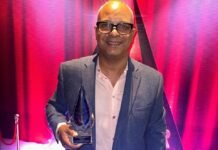 Director de N Digital, Carlos Osi Pérez, recibe galardón en los Premios Glamour Music Awards