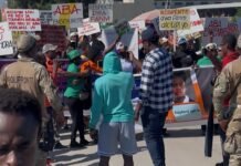 Haitianos realizan protesta en puente fronterizo en reclamo de justicia por muerte de Stephora en Santiago