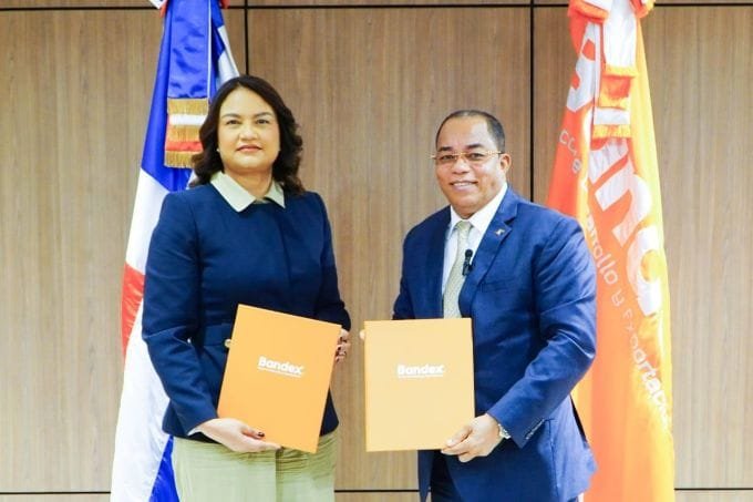 Rossy-Margarita-Escotto-Minay-presidenta-de-la-FemRD-y-Catalino-Correa-Hiciano-Gerente-General-de-Bandex-01