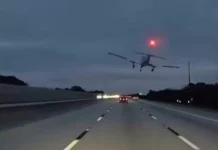 Avión se estrella en autopista y choca con un vehículo en Florida