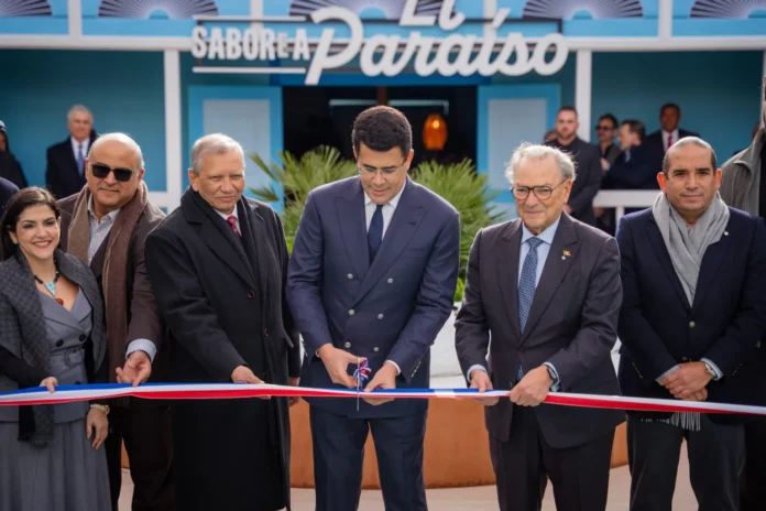 David-Collado-inaugura-la-Casita-Dominicana-que-llena-de-sabor-y-color-a-Fitur-2-scaled-1