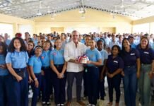 Luis Abinader impulsa a estudiantes de Neiba a aprovechar las becas que ofrece el gobierno