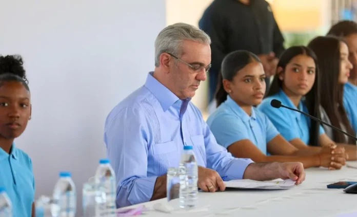 Abinader-destaca-impacto-del-nuevo-hub-digital-de-Google-para-jovenes-dominicanos-1140x694-1 (1)