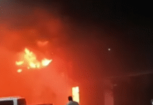 Voraz incendio consume instalaciones de una fábrica de plásticos