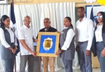 ESCUELA MARÍA LUISA ABREU RECONOCE AL DIRECTOR DISTRITAL 09-02 DE ESPERANZA