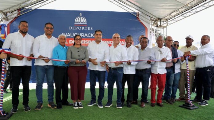 El-ministro-de-deportes-Kelvin-Cruz-corta-la-cinta-que-dejo-inaugurado-el-acto-de-entrega-del-pley-de-beisbol-en-Elias-Pina