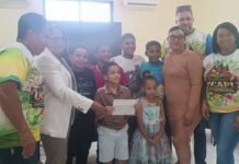 Representante del senador Ney Rodríguez entrega premio del primer lugar del «Carnaval el Pino 2026»