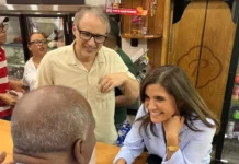 Embajadora de EE. UU. disfruta de la cultura en un colmadón