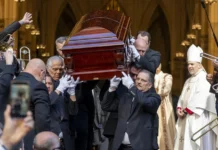 Centenares de personas despiden en Nueva York a Willie Colón entre aplausos y salsa