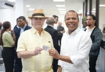 Hipólito Mejía renueva su licencia de conducir y destaca organización del servicio