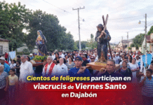 VIDEO: Cientos de feligreses participan en viacrucis de Viernes Santo en Dajabón