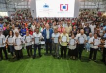 Luis Abinader entrega 2,000 títulos de propiedad en Los Guandules